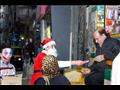 بابا نويل يوزع هدايا على المارة