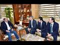 محافظ أسوان مع مستثمرى بنبان