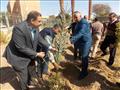 محافظ الوادي الجديد يغرس نخلة ضمن مبادرة السيسي بالإذاعة المحلية  (6)