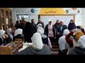 محافظ بورسعيد خلال زيارته للمدرسة٥