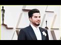 بـحلق ووردة.. آدم لامبيرت يخطف الأنظار في حفل الأوسكار (صور) (4)
