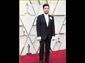 بـحلق ووردة.. آدم لامبيرت يخطف الأنظار في حفل الأوسكار (صور) (5)