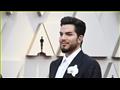 بـحلق ووردة.. آدم لامبيرت يخطف الأنظار في حفل الأوسكار (صور) (7)