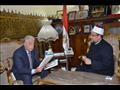 وزير الأوقاف يهدي المحافظ عدد من الاصدارات  (3)