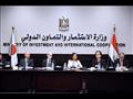 وزيرة الاستثمار خلال جولة الوفد الياباني بمركز خدمات المستثمرين (3)