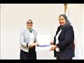 وزيرة الصحة تكرم وكيلة وزارة الوادي الجديد أمًا مثالية (2)
