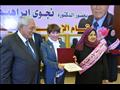 محافظ الدقهلية والإعلامية نجوي ابراهيم خلال تكريم الأمهات المثاليات بالمحافظة (6)