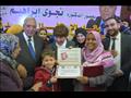 محافظ الدقهلية والإعلامية نجوي ابراهيم خلال تكريم الأمهات المثاليات بالمحافظة (7)