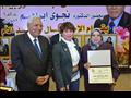 محافظ الدقهلية والإعلامية نجوي ابراهيم خلال تكريم الأمهات المثاليات بالمحافظة (5)