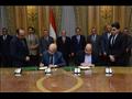 الوزيران يشهدان التوقيع 
