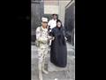 افراد القوات المسلحة يساعدون كبار السن (3)
