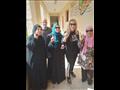 نادية الجندي مع الناخبين من أمام مقرها الإنتخابي  (2)