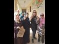 نادية الجندي مع الناخبين من أمام مقرها الإنتخابي  (6)