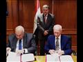 خلال توقيع الاتفاقية بين الشركتين القابضة للغزل ووارنر العالمية بحضور وزير قطاع الأعمال العام (2)