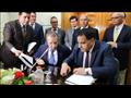وزير النقل يشهد توقيع عقد شراء 6 قطارات (1)