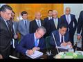 وزير النقل يشهد توقيع عقد شراء 6 قطارات (2)