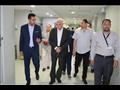 المحافظ يتفقد المستشفي  (2)