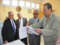نائب الوزير للتعليم الفني خلال تفقده لجان امتحانات الدبلومات (2)