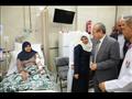 ابتسامة من محافظ كفر الشيخ لاحدى المريضات