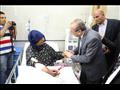 محافظ كفر الشيخ يصافح إحدى المريضات