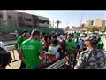 اصطفاف المشجعين الجزاريين في مشهد حضاري امام بوابة الدرجة الثالث شمال 
