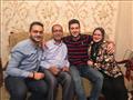 الطالب عاصم مع أفراد أسرته