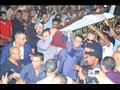 أحمد الفيشاوي وعمرو يوسف يحملان نعش فاروق الفيشاوي (9)