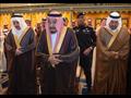 الملك سلمان يؤدي صلاة الميت (1)