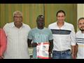 اللاعب الأثيوبى مع المدير الفنى لنادى أسوان
