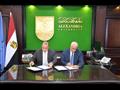 رئيسا البورصة وجامعة الإسكندرية أثناء توقيع الاتفاقية (4)