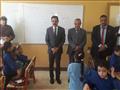 مدير أمن الوادي الجديد يوزع هدايا وأدوات المدرسية علي طلبة المدارس (3)