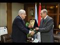 محافظ كفر الشيخ يقدم درع المحافظة