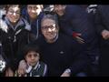 وزير الأثار يلتقط الصور التذكارية مع الأطفال
