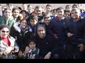 وزير الأثار يلتقط الصور التذكارية مع الأطفال