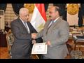 الدكتور طارق شوقي يكرم مدير الشئون القانونية بالتر