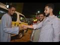 شباب أقباط يوزعون العصائر احتفالاً بالمولد النبوي في الأقصر