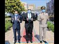 محافظ بني سويف يضع الزهور على قبر الجندي المجهول
