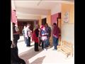 رئيس مدينة بالقليوبية توزع عصائر على المشاركين في انتخابات النواب