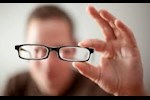 أسباب العمى المؤقت في عين واحدة- هل له دلالات خطيرة؟