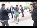 وزير الشباب والرياضة يستعرض مهارته في ركوب ''الَعَجل