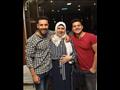 اشرف مع والدته وشقيقه