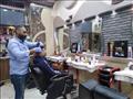 صالونات الحلاقة بالإسكندرية تواجه مخاوف انتشار العدوى