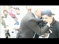 محافظ بورسعيد أثناء تقبيله رأس المصاب