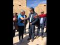 سياح يلتقطون صورًا تذكارية مع وزير السياحة والآثار في الأقصر
