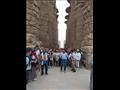 السياح يتجولون وسط المزارات الأثرية في الأقصر