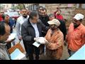 محافظ المنوفية يوزع وجبات ومكافآت للعمال 