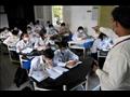 طلاب يرتدون كمامات