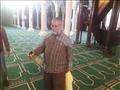 أحد العاملين في المسجد خلال التطهير