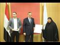 محافظ كفر الشيخ يكرم إحدى الأمهات المثاليات