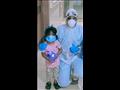 الممرض مع الطفلين بمستشفى العزل